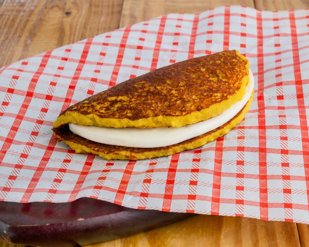 Cachapa medio queso with queso de mano